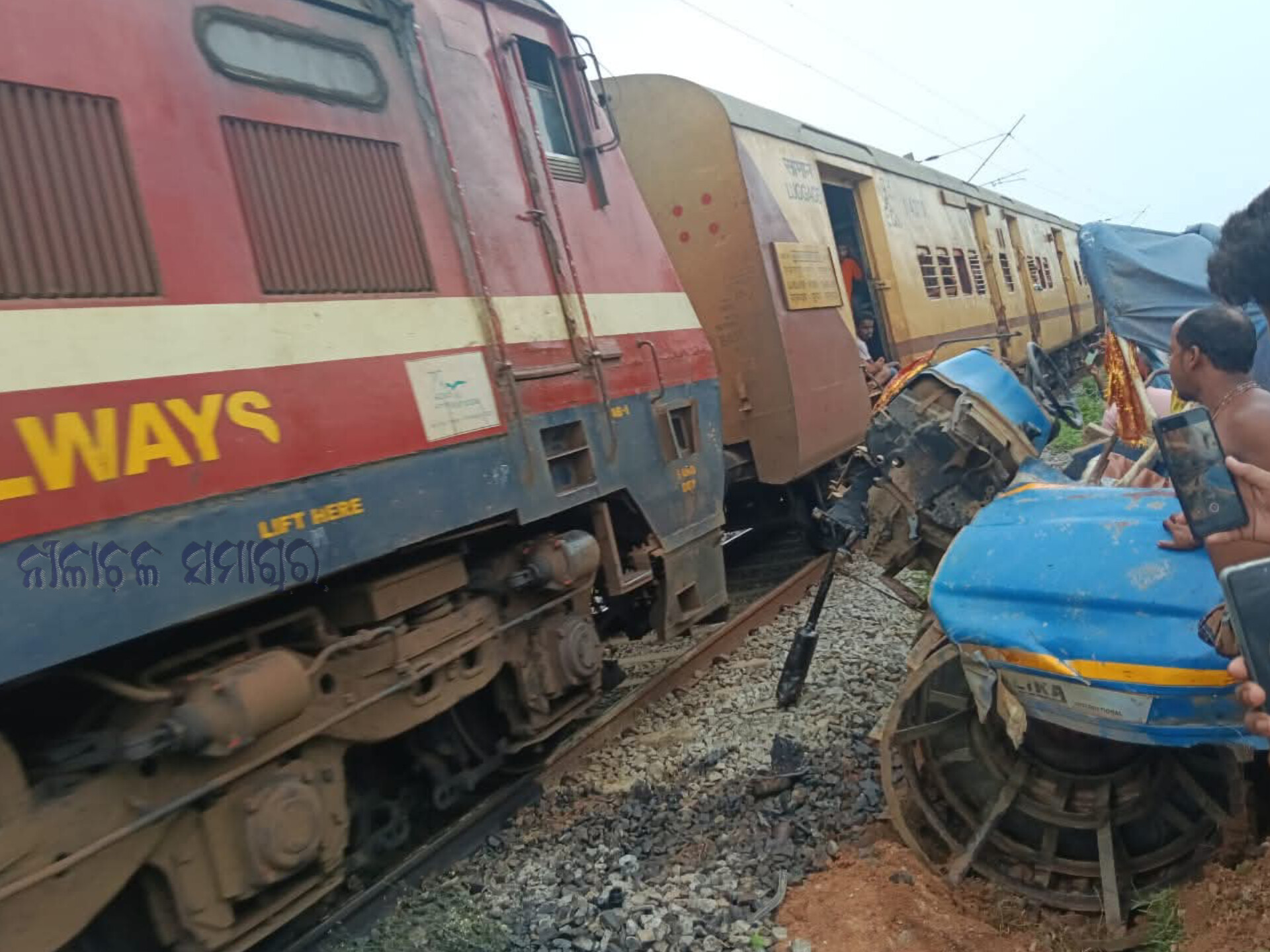 ଟ୍ରେନ ଟ୍ରାକରେ ଟ୍ରାକ୍ଟରକୁ ଧକ୍କା ଦେଲା ପୁରୀ ପାଟନା ଏକ୍ସପ୍ରେସ 