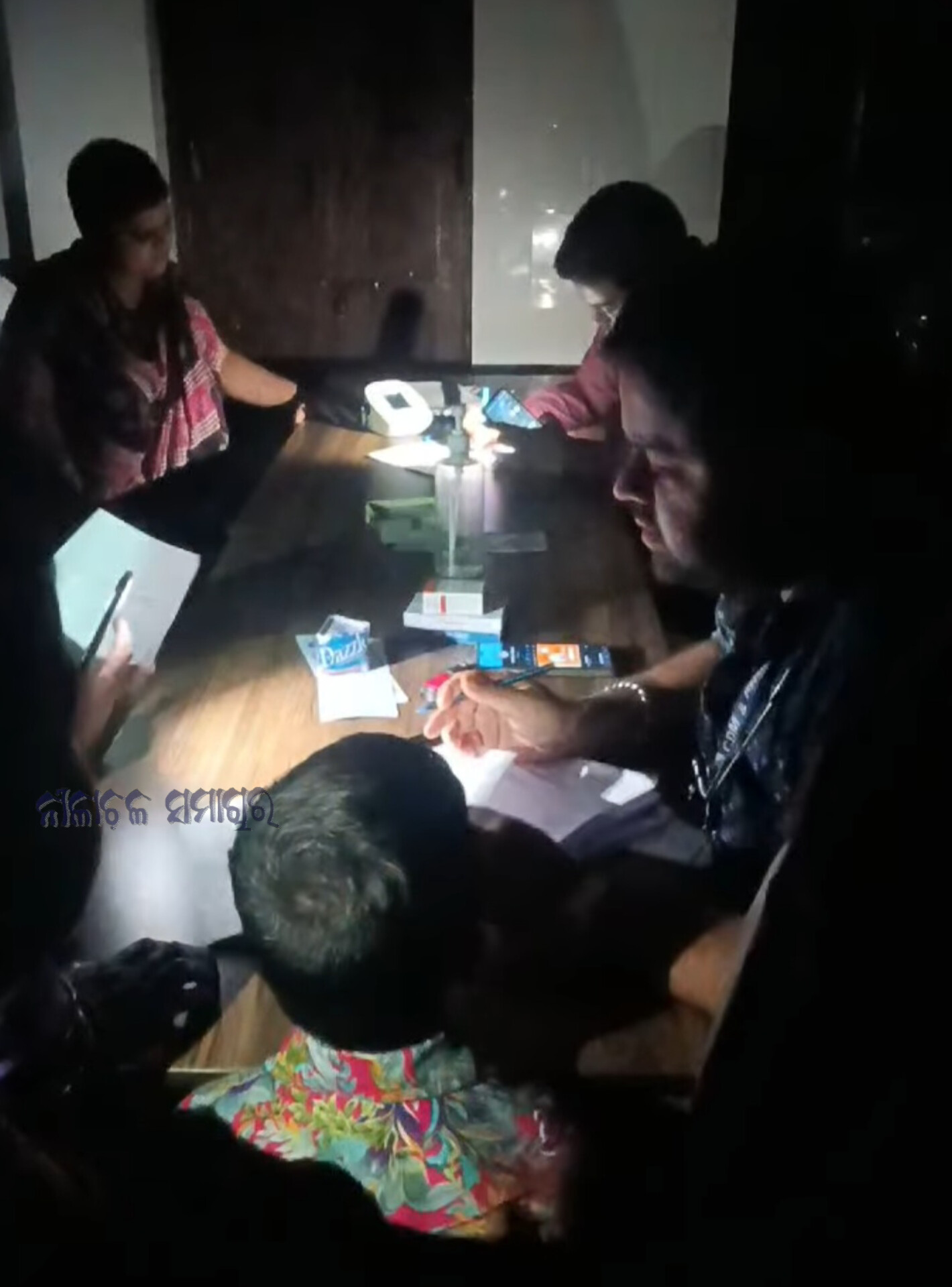 ପୁରୀ ଜିଲ୍ଲା ମୁଖ୍ୟ ଚିକିତ୍ସାଳୟରେ ଅନ୍ଧାରୀ ଚିକିତ୍ସା, ଲାଇନ ଚାଲିଯିବାରୁ ଟର୍ଚ୍ଚ ଲାଇଟରେ ରୋଗୀ ଦେଖିଲେ ଡାକ୍ତର