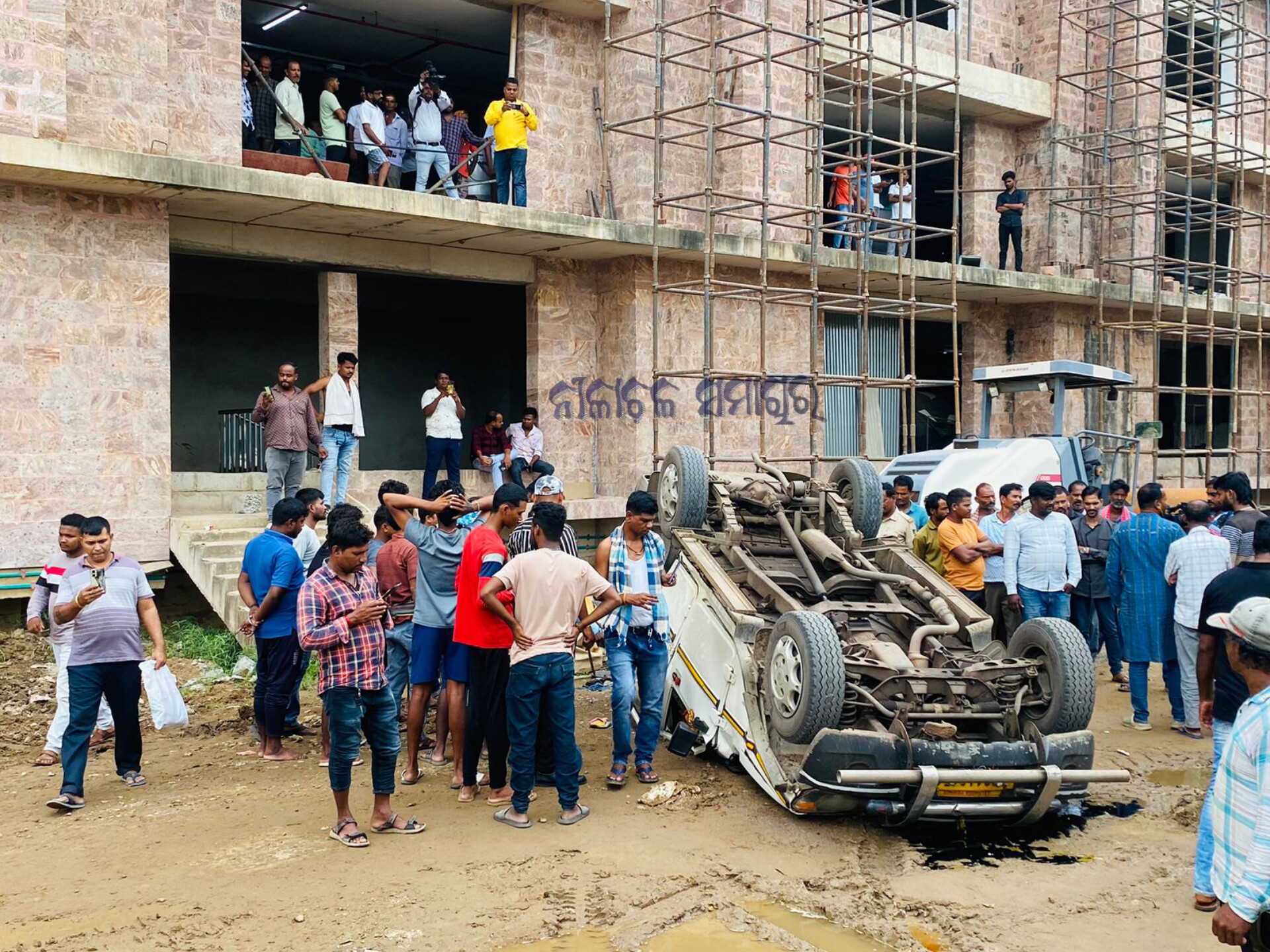 ପାର୍କିଂର ଗୋଟିଏ ମହଲାରୁ ତଳକୁ ଖସିଲା ବୋଲେରୋ । 