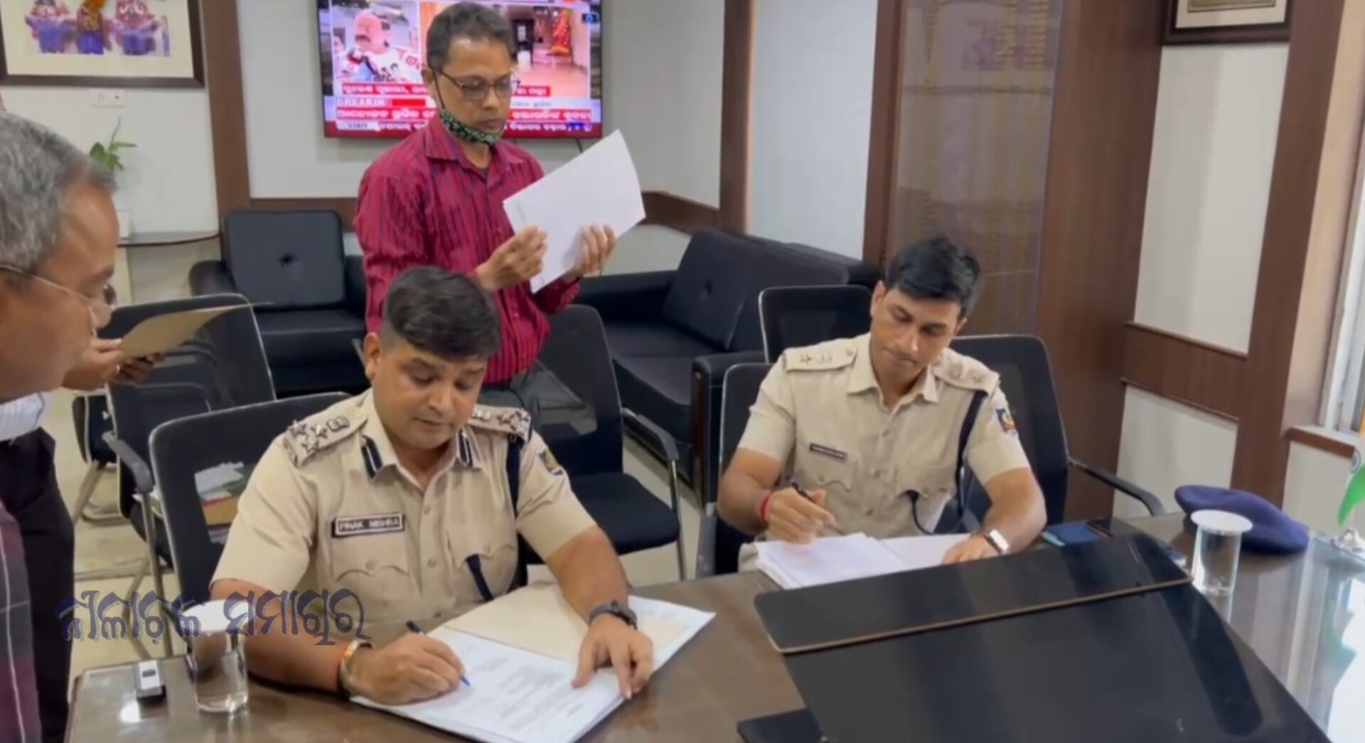 ପୁରୀ  ନୂତନ ଏସପି ଭାବେ ପ୍ରତୀକ ସିଂହ ଆଜି ବିଧିବଦ୍ଧ ଭାବେ ଦାୟିତ୍ଵ ଗ୍ରହଣ କରିଛନ୍ତି । 