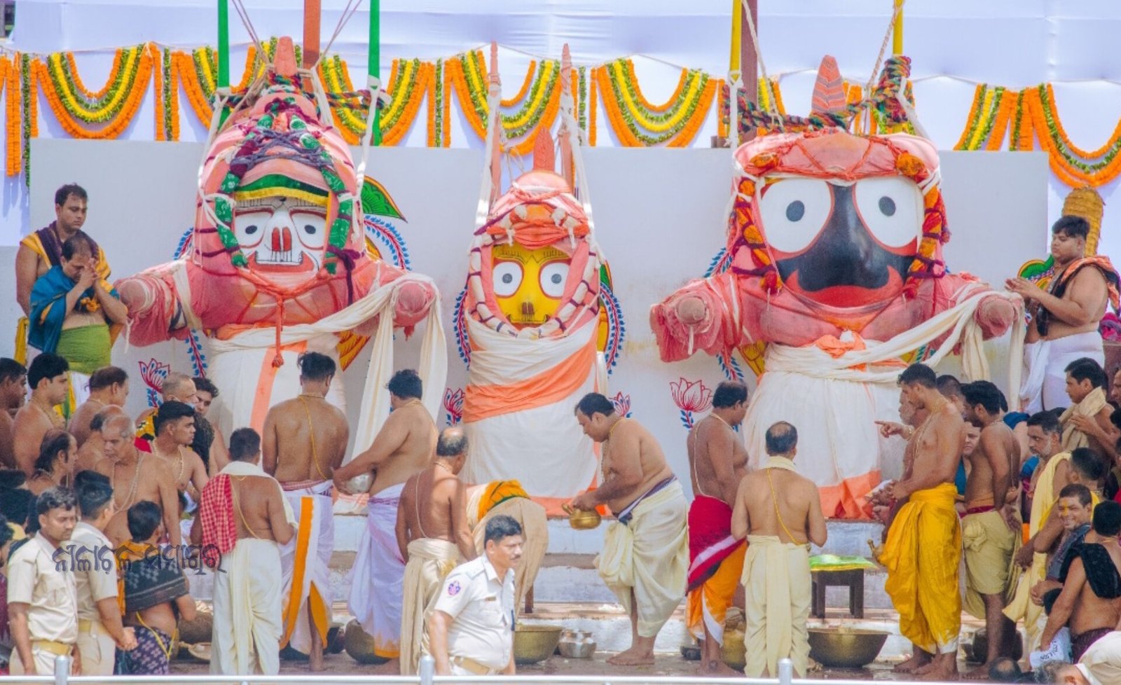 ସ୍ନାନବେଦୀରେ ବିଶ୍ବନିଅନ୍ତାଙ୍କ ସ୍ନାନ ଉତ୍ସବ, ୧୦୮ କଳସୀ ସୁବାସିତ ଜଳରେ ସ୍ନାନ କରନ୍ତି ଶ୍ରୀବିଗ୍ରହ