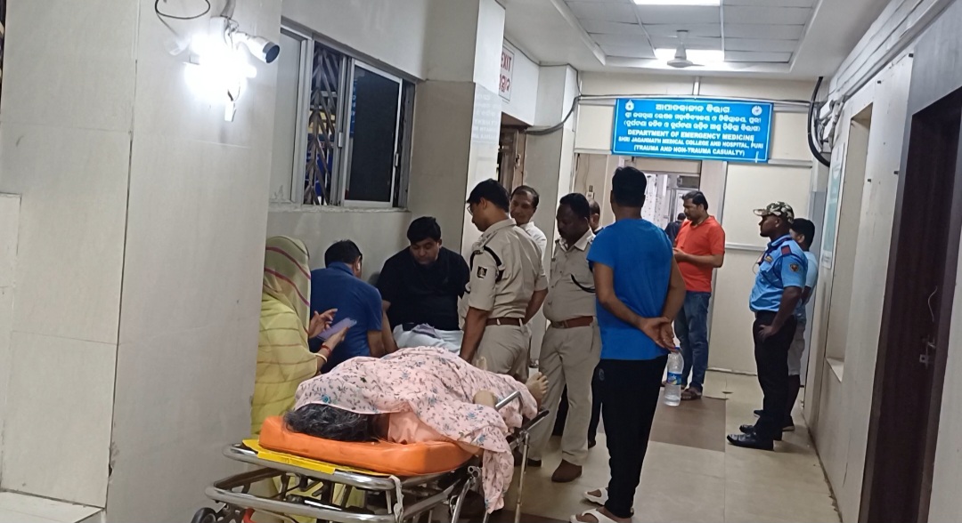 ରେଳ ଷ୍ଟେସନ ପ୍ଲାଟଫର୍ମରେ ବସିଥିବାବେଳେ ହଠାତ ଚାଲିଗଲା ରାଜସ୍ଥାନର ଜଣେ ବୃଦ୍ଧା ପର୍ଯ୍ୟଟକଙ୍କ ଜୀବନ,  ଶବ ବ୍ୟବଚ୍ଛେଦ ନକରାଇ ପରିବାର ନେଇଗଲେ ମୃତଦେହ