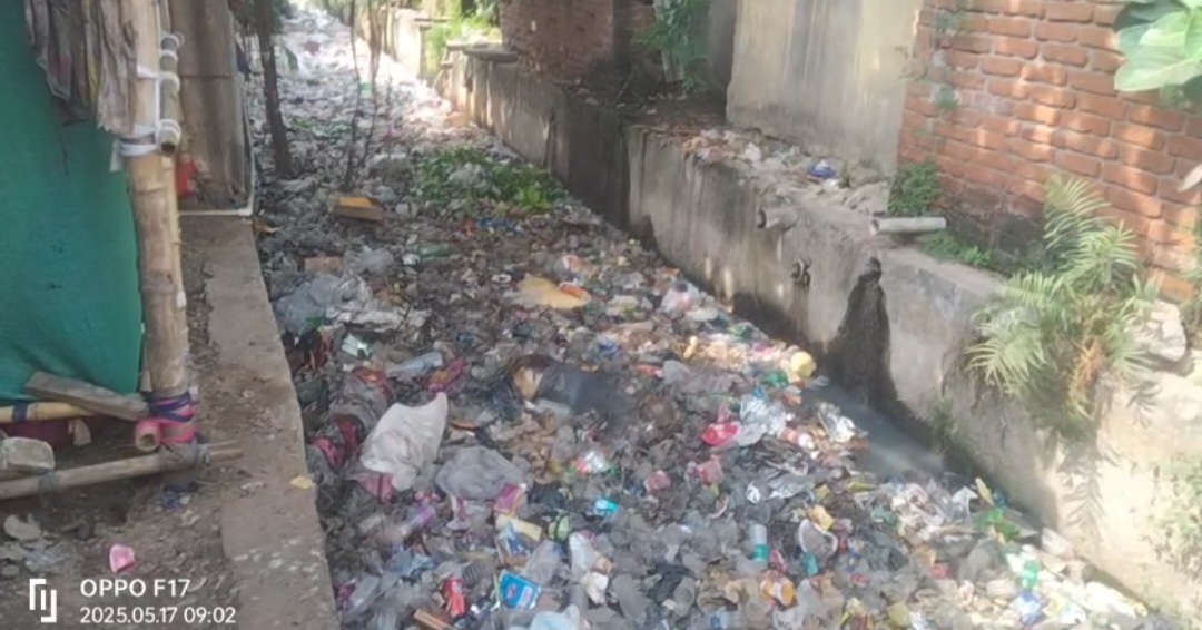  ରେଳଷ୍ଟେସନ ସମ୍ମୁଖରେ ଥିବା ମୁକୁଳା ଡ୍ରେନ୍ ରେ ଏକ ମୃତଦେହ ଭାସୁଥିବା ଦେଖିବାକୁ ମିଳିଛି। 