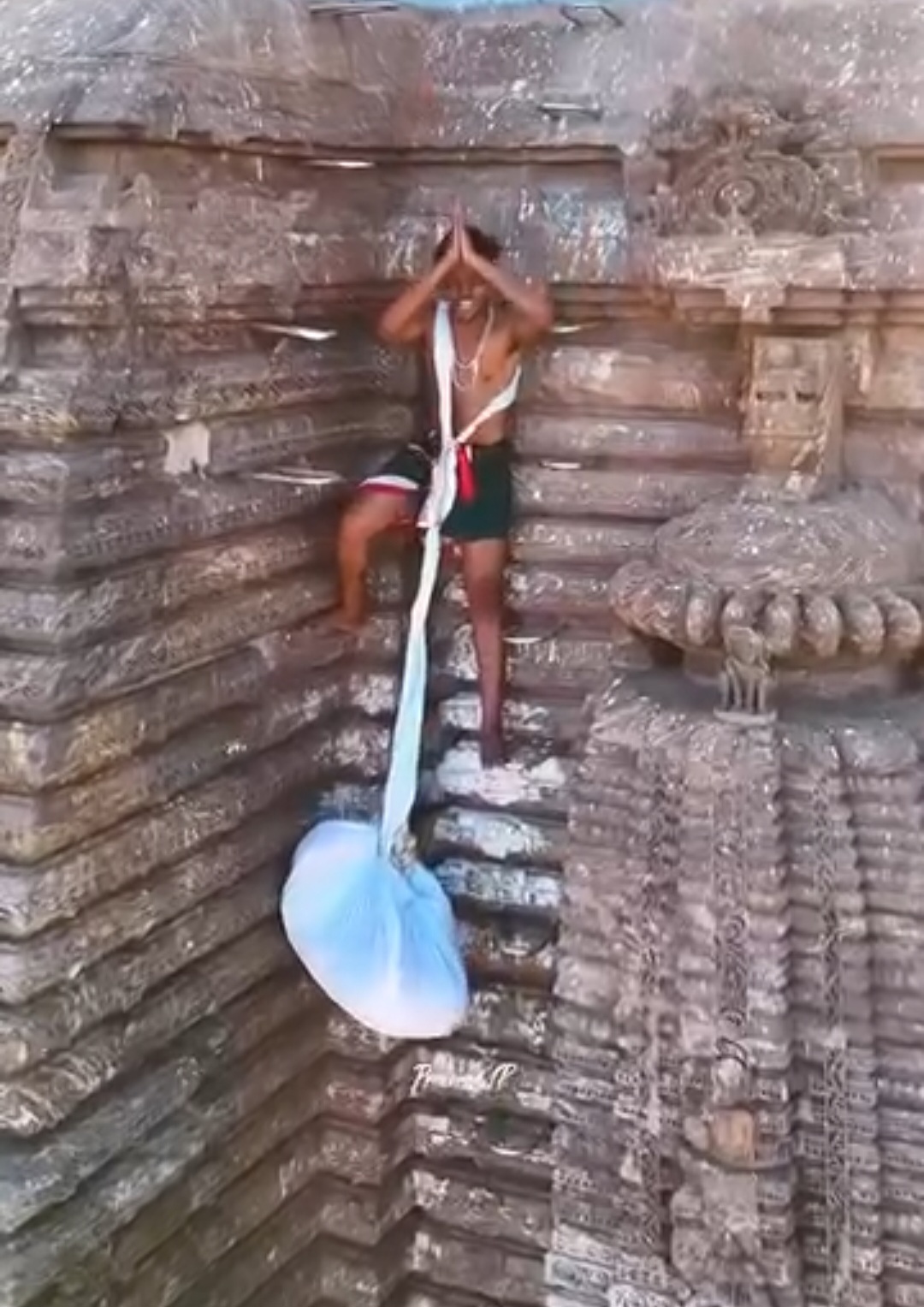 ପୁଣି ଶ୍ରୀମନ୍ଦିର ଉପରେ ଉଡ଼ିଲା ଡ୍ରୋନ୍; ଭିଡିଓ କଲେ ଚୁନରା ସେବାୟତ, ଡ୍ରୋନ୍ ଉଡ଼ାଇବାକୁ କିଏ ଦେଲା ଅନୁମତି