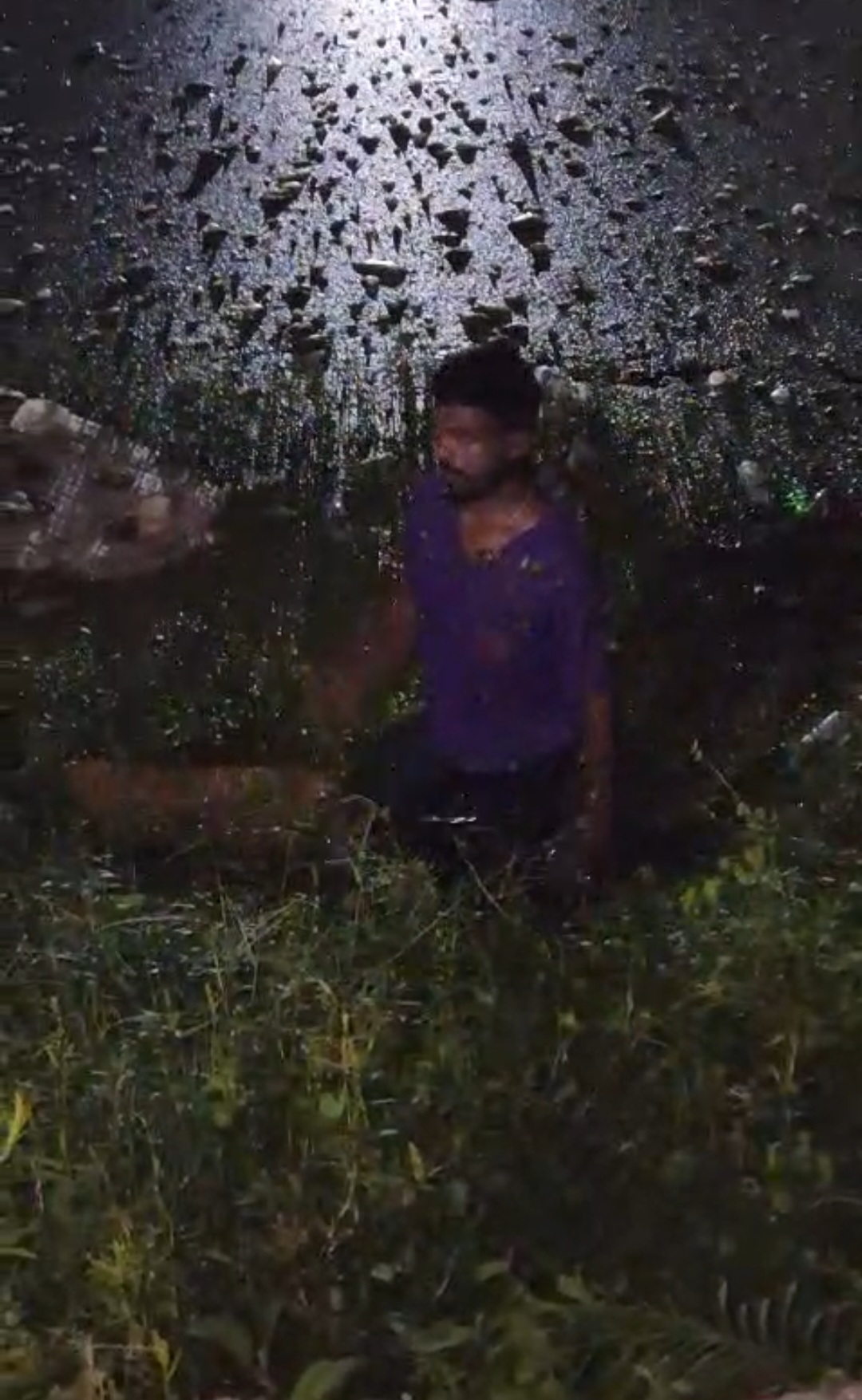 ପୋଲିସ କବଳରୁ ନିଜକୁ ରକ୍ଷା କରିବା ପାଇଁ ପୋଖରୀ ଭିତରକୁ ଡିଆଁ ମାରିଲା ଚୋର।