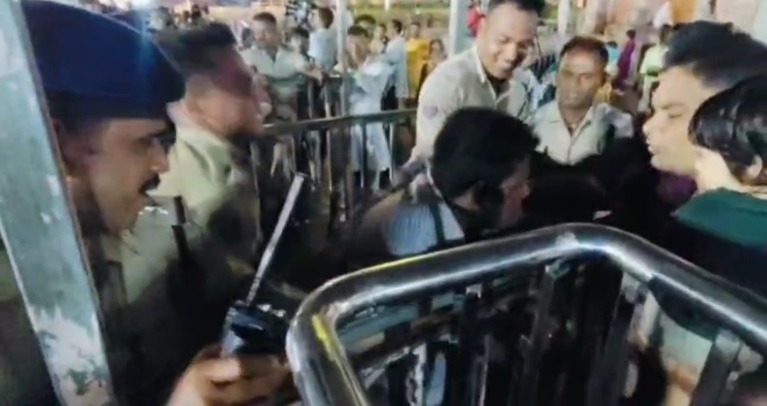 ନାକେଦମ କଲେ ଯୁବକ । ଶେଷରେ ଯୁବକଙ୍କୁ ଟେକି ନେଲା ପୋଲିସ।