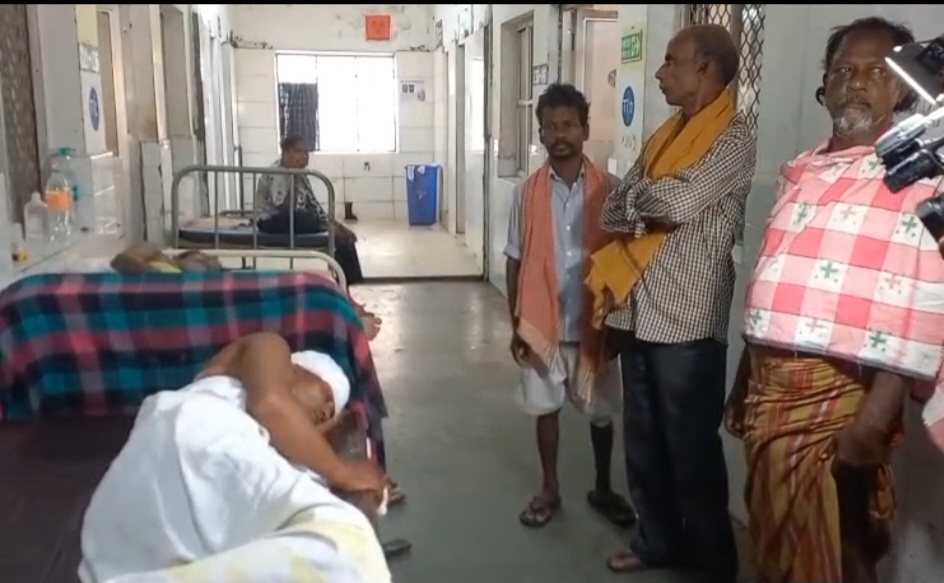 ଲକ୍ଷ୍ମୀ ବସ୍ ଭିତରେ ଭରତ ଭୋଇ ନାମକ ଜଣେ ଯୁବକ ଧାରୁଆ ଅସ୍ତ୍ରରେ ଯାତ୍ରୀଙ୍କୁ ମାରଣାନ୍ତକ 