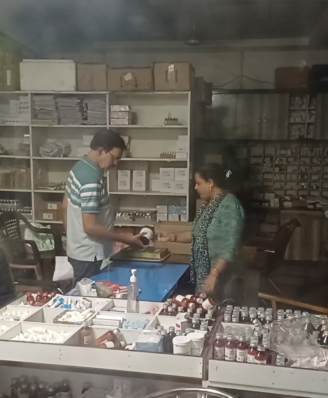 ସିଡିଏମଓ ହସ୍ପିଟାଲରେ ପହଞ୍ଚିଥିଲେ।ନିଜେ ନିରାମୟ କେନ୍ଦ୍ର ଯାଇ ପୋଡା ଜଳା ଔଷଧ ଆଣି ଦେଇଥିଲେ ।