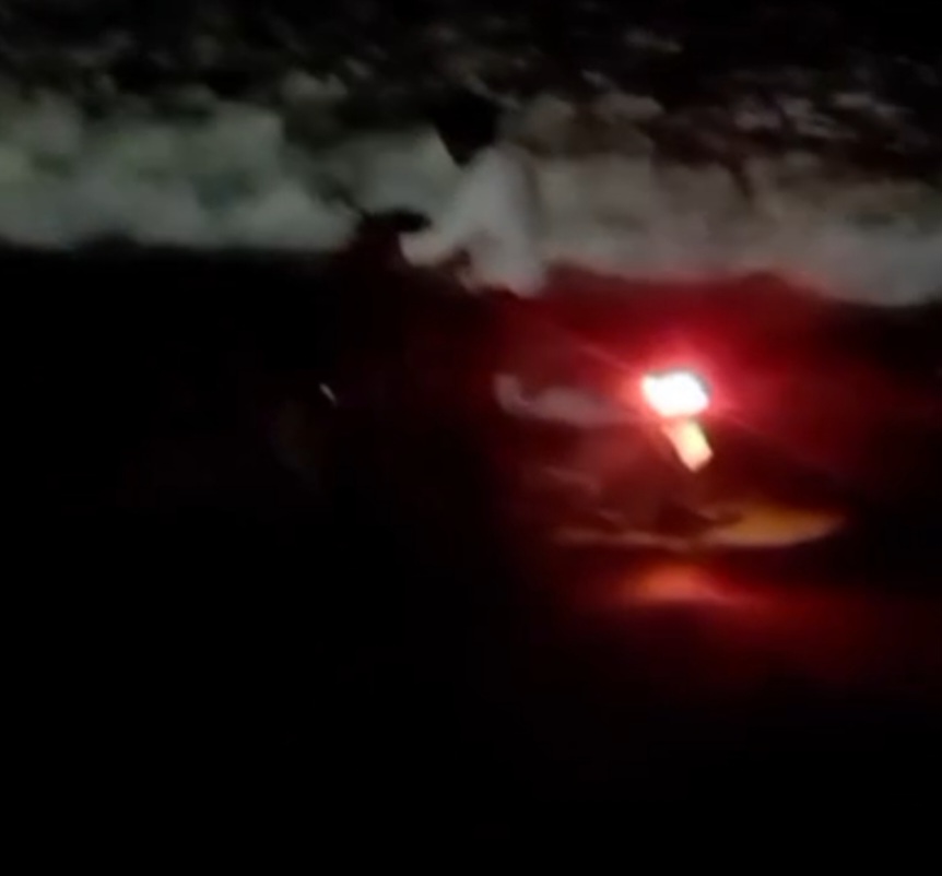  ସମୁଦ୍ର ମଧ୍ୟକୁ ସ୍କୁଟି ନେଇ ପସିଗଲେ ଯୁବକ।ସୋସିଆଲ ମିଡ଼ିଆରେ ଏହି ଭିଡ଼ିଓ ଭାଇରାଲ