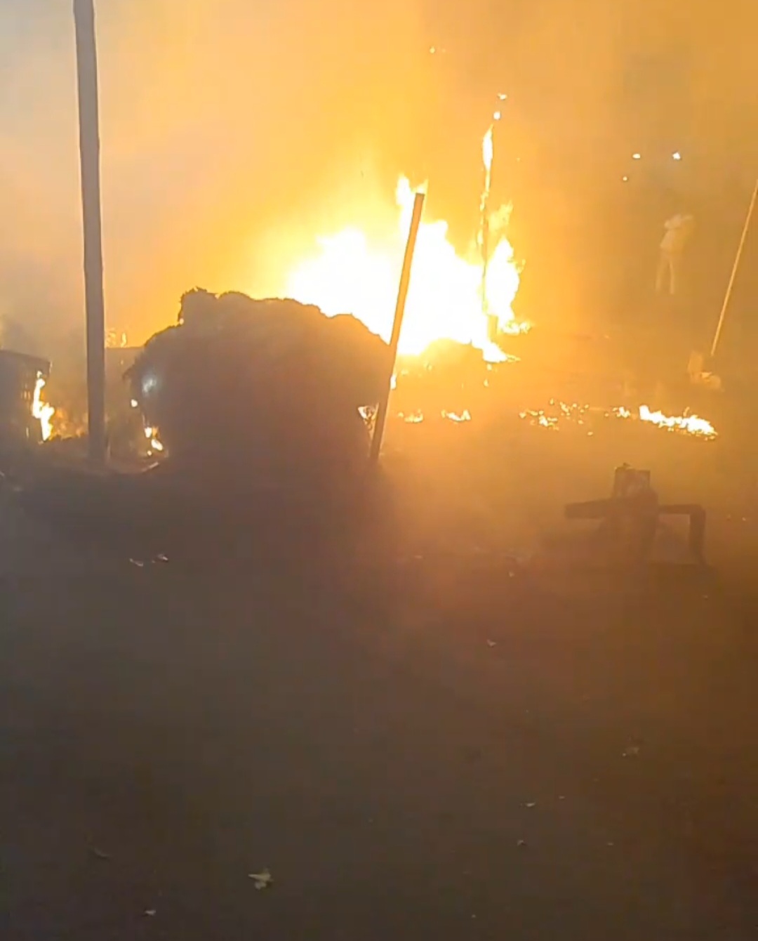  ବଡ଼ଶଙ୍ଖ ପରିବା ମାର୍କେଟରେ  ନିଆଁ ଲାଗି ୪ ଫଳ ଦୋକାନ ପୋଡ଼ି ପାଉଁଶ, କାରଣ ଅସ୍ପଷ୍ଟ  