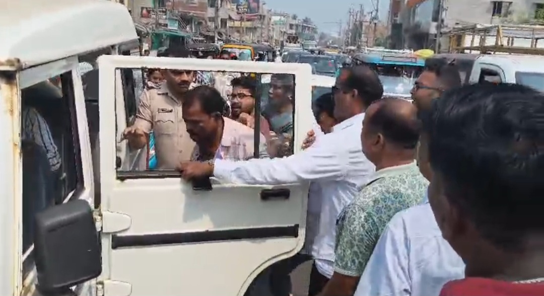  ଗାଡି ସାଇଡ୍ ମରାକୁ କେନ୍ଦ୍ରକରି ଗାଡି ଚାଳକ ମାନଙ୍କ ମଧ୍ୟରେ ମାରପିଟ୍ l