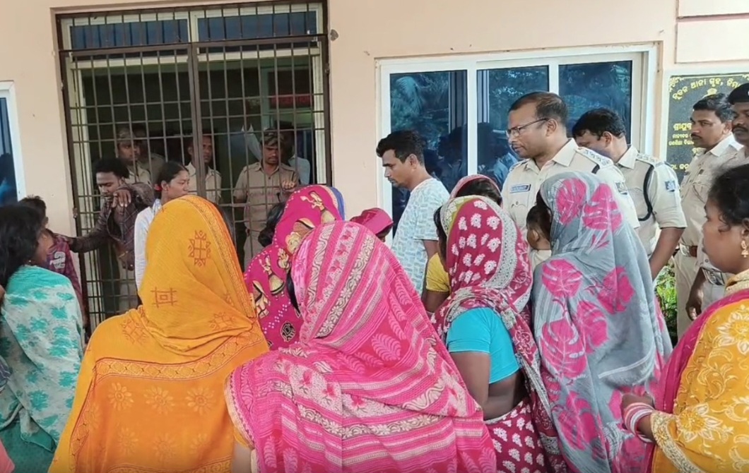 ନିମାପଡା ଥାନା ସମ୍ମୁଖରେ ଉତ୍ତେଜନା; ନ୍ୟାୟ ଦାବିରେ ମୃତଦେହକୁ ରଖି ଧାରଣାରେ ବସିଲେ  ଗ୍ରାମବାସୀ