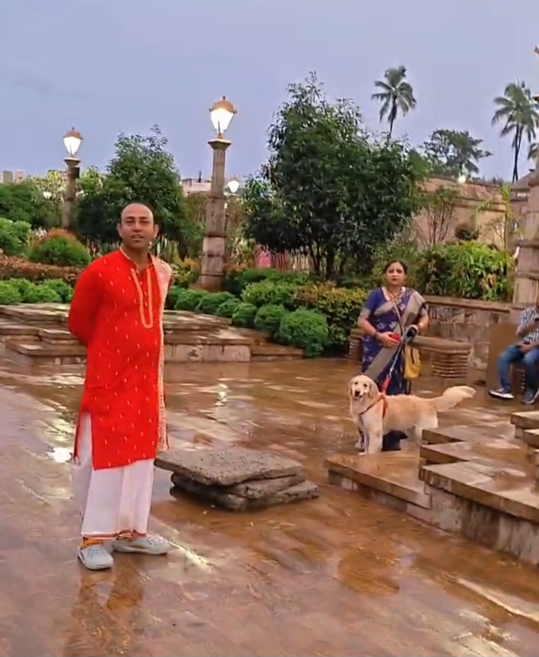 ପରିକ୍ରମା ମାର୍ଗରେ କୁକୁର ଧରି ବୁଲିଲେ ଶ୍ରଦ୍ଧାଳୁ। 