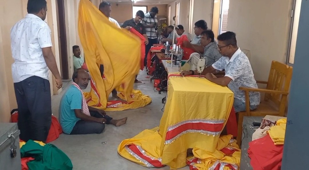 ରଥରେ ଲାଗେ ୧୨୫୦ ମିଟର କନା; ୪ଟି ରଙ୍ଗର କନାରେ ହୁଏ ରଥ ମଣ୍ଡଣି କାର୍ଯ୍ୟ, ଦୈନିକ ପାଉଣା ନେଇ ଅସନ୍ତୋଷ ଦରଜୀ ସର୍ଦ୍ଦାର